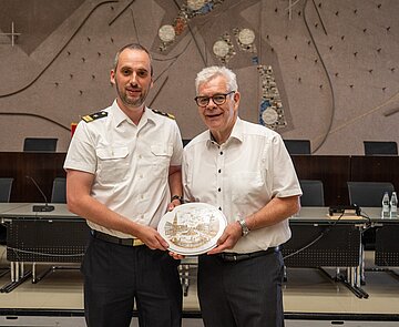 Vertreter des Korvette-Schiffs beim Empfang im Rathaus. Mit Übergabe eines Tellers durch  Herrn Stadtrat Tilman Pfannkuch