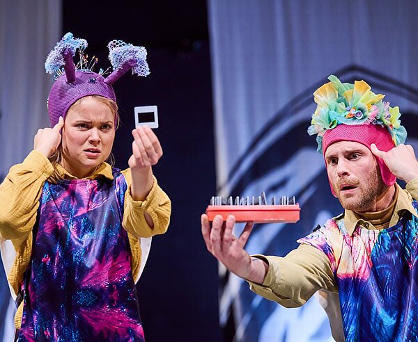 Sophie von Grudzinski und Matthias Pieper spielen eine Szene aus "Sonnenstrahl im Kopfsalat"