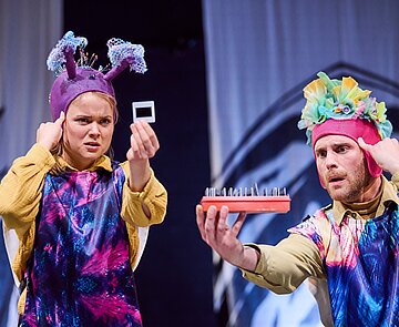 Sophie von Grudzinski und Matthias Pieper spielen eine Szene aus "Sonnenstrahl im Kopfsalat"