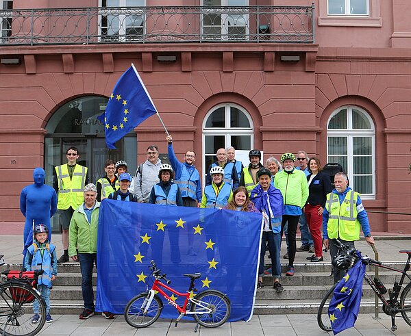 Die Teilnehmenden der Radsternfahrt nach Scheibenhardt vor dem Karlsruher Rathaus am Marktplatz.
