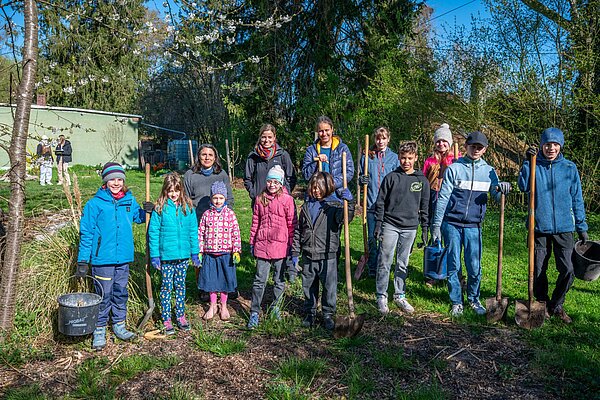 Schülerinnen und Schüler pflanzten im Gartenlernort in der Fritschlach rund 70 Pflanzen.