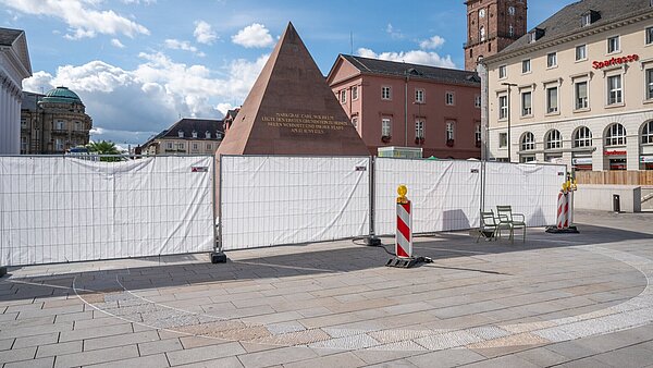 Fuge für Fuge wurden die Konchen in den Granit gefräst.