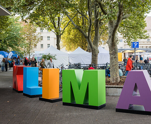 Große, bunte Buchstaben auf dem Energie- und Klimafestival 2022: KLIMA