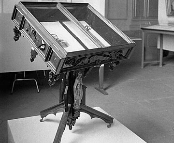 Blick auf ein von August von Bayer entworfenes aufklappbares Pult zur Aufbewahrung von Blättern deutscher Künstler, ausgestellt zum 100. Geburtstag des Hofmaler