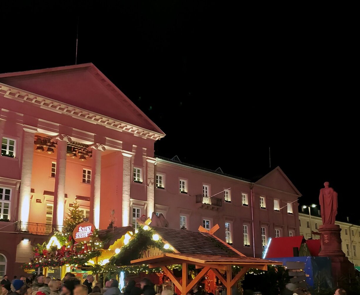 Der beleuchtete Christkindlesmarkt vor dem Karlsruher Rathaus.