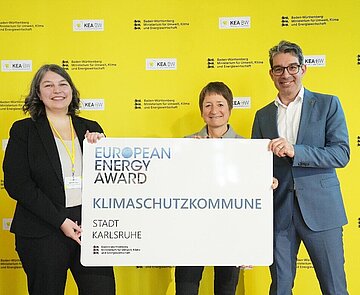 Bürgermeisterin Bettina Lisbach (Mitte) nimmt in Freiburg die EEA Goldauszeichnung von der internationalen Auditorin Maren Kornmann und Staatssekretär Dr. Andre Baumann entgegen.