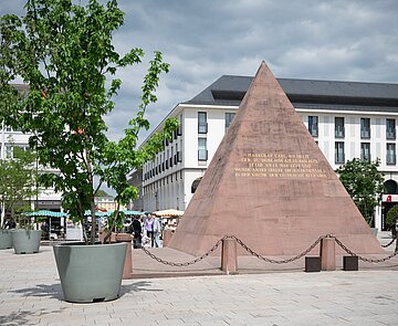 Ansicht des Marktplatzes mit Pyramide bei sommerlichem Wetter