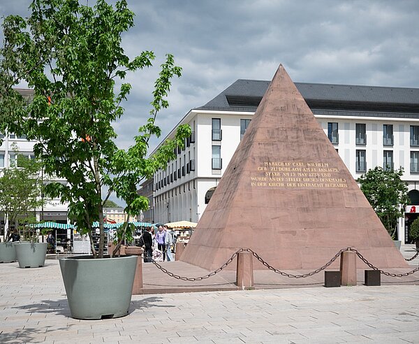 Ansicht des Marktplatzes mit Pyramide bei sommerlichem Wetter