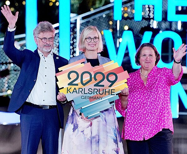 Oberbürgermeister Dr. Frank Mentrup, Dr. Christiane Schenderlein (Mitte), Staatsministerin für Sport und Ehrenamt und Theresa Schopper, Sportministerin Baden-Württemberg, bei der Flaggenübergabe in Chengdu.