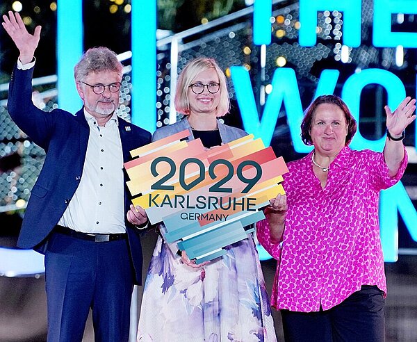 Oberbürgermeister Dr. Frank Mentrup, Dr. Christiane Schenderlein (Mitte), Staatsministerin für Sport und Ehrenamt und Theresa Schopper, Sportministerin Baden-Württemberg, bei der Flaggenübergabe in Chengdu.