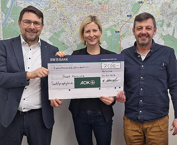 (v.l.n.r.) Andreas Schneider, stv. Geschäftsführer der AOK Mittlerer Oberrhein, übergibt Spenden-Scheck an Karlsruher Bürgermeisterin Yvette Melchien und Beauftragten für Suchtprävention Philipp Weber