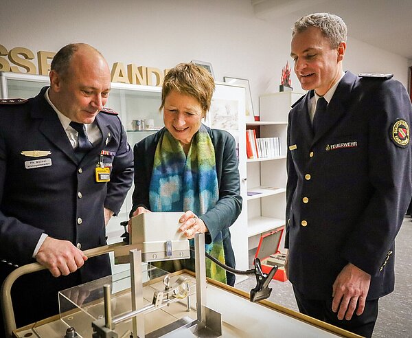 Beim Erklären der Ausrüstung: (v.l.) Abteilungskommandant Philipp Moisei, Bürgermeisterin Bettina Lisbach und Feuerwehrkommandant Florian Geldner.