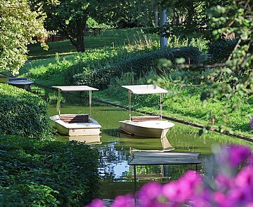 Seit der Bundesgartenschau 1967 lädt die Gondoletta im Zoologischen Stadtgarten zu einer Fahrt durch die Anlage ein.