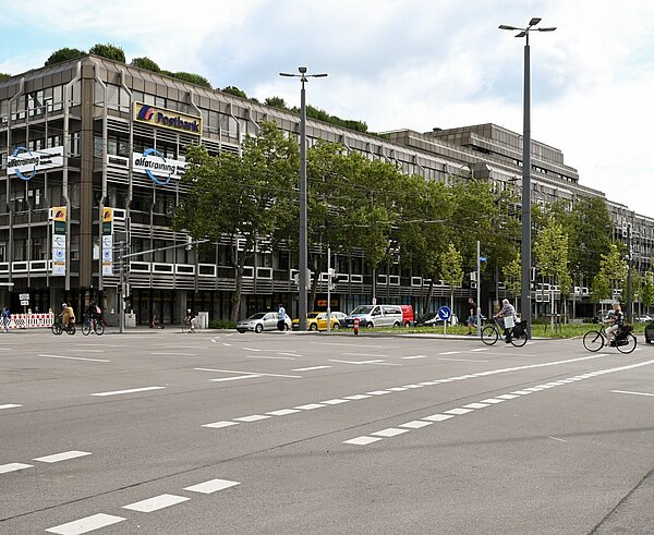 Gebäude des ehemaligen Postgiroamts am Ettlinger Tor