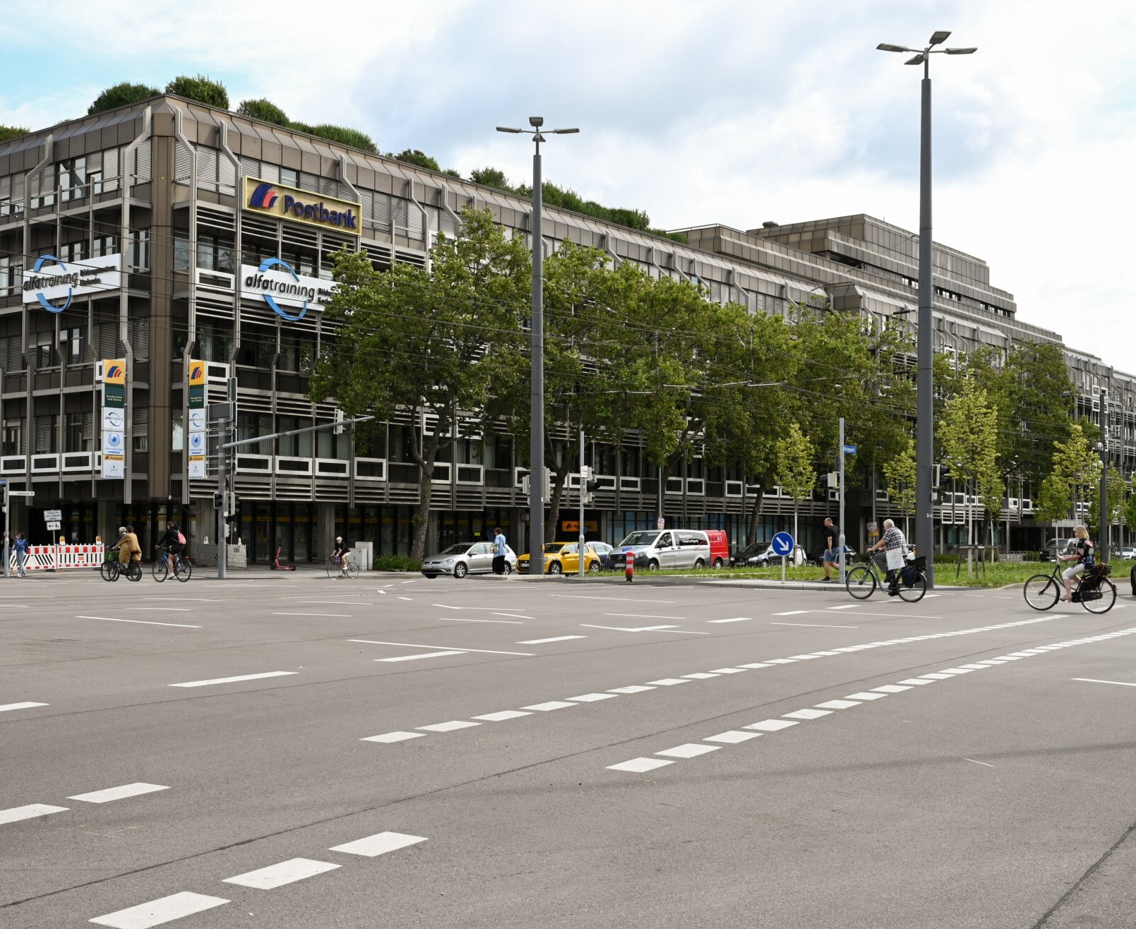 Gebäude des ehemaligen Postgiroamts am Ettlinger Tor