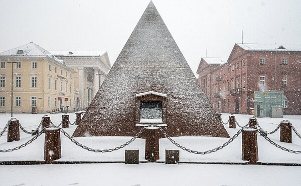 Sicht auf die Pyramide auf dem Marktplatz bei Schnee