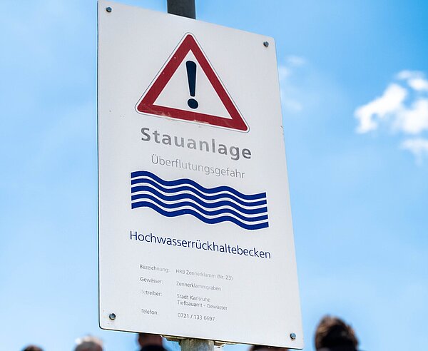 Schild zum Hochwasserrückhaltebecken