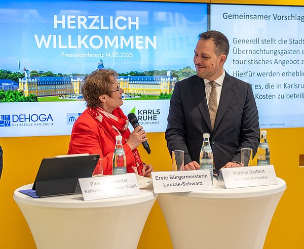 Erste Bürgermeisterin Gabriele Luczak-Schwarz und DEHOGA-Vertreter Patrick Seiffert stellen auf einer Pressekonferenz den gemeinsam Entwurf einer Satzung zur Einführung einer Übernachtungssteuer vor. 