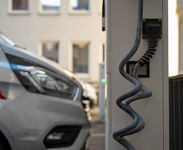 Eine E-Ladesäule für Elektroautos