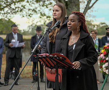 Während einer Gedenkfeier wurde an die Schicksale der deportierten Menschen erinnert, in Gurs sprachen auch die Schülerinnen Lucie Scherer und Nina Kouamé (v.l.) als Teilnehmerinnen der Delegationsreise. 