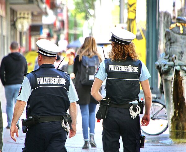 Das Foto zeigt zwei Mitarbeiter des Kommunalen Ordnungsdienstes