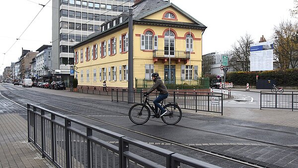 Alternative: Die neue Querungsmöglichkeit am Karlstor bietet dem Radverkehr eine sichere Route abseits der stark belasteten Bereiche Südliche Waldstraße und Ludwigsplatz.