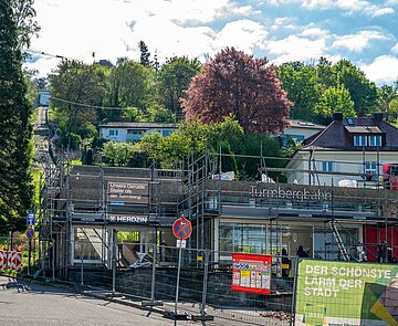Blick auf die mit Bauzäunen eingehauste Talstation der Turmbergbahn während der Rückbauphase
