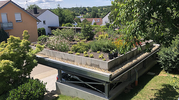 Caport mit intensiv begrüntem Dach in Grünwettersbach