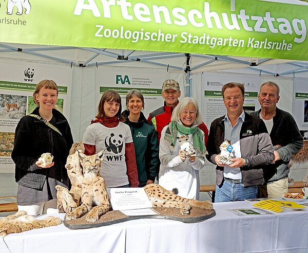 Beim Artenschutztag im Zoologischen Stadtgarten Karlsruhe gibt es im gesamten Gelände zusätzliche Stände. Information und Mitmachangebote stehen dabei im Vordergrund. 
