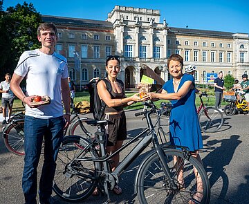 Noelle Wilser bekommt von BM Bettina Lisbach ein Radfrühstück zur Auftaktveranstaltung Stadtradeln 2026 überreicht.Neben Ihr steht Sven-Eric Brune Referent Verkehr und Raumplanung bei der IHK