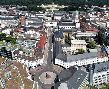 Luftbild vom Rondellplatz mit Blick auf das Schloss.
