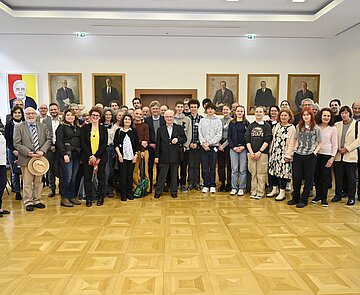 Empfang im Rathaus: Neben Angehörigen und städtischen Vertretern kamen auch Schüler des Kant-Gymnasiums und führten in Erinnerung an Familie Baer eine Gedenkzeremonie durch.