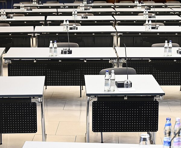 Einzelne Tische mit Mikrofonen im Bürgersaal