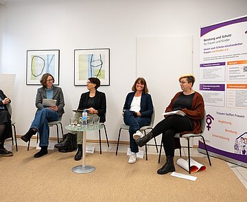 Teilnehmerinnen beim Pressetermin des Paritätische Wohlfahrtsverbands mit den Karlsruher Frauenhäusern. v.l.n.r.: Dr. Katrin Lehmann, Verena Meister, Dr. Ute Leidig, Ulrike Stihler und Stefanie Sickinger 