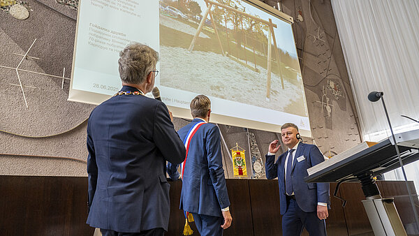 Schaukel mit drei Sitzplätzen: Geschenk der Städte Karlsruhe und Nancy an die gemeinsame Partnerstadt Winnyzja. 