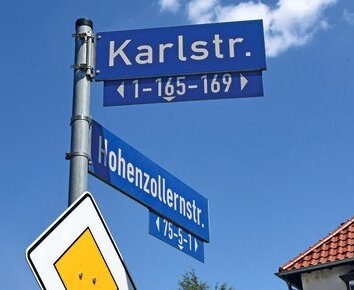 Straßennamenschild der Karlstrasse