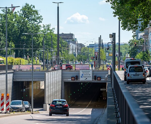 Kfz fahren in Karoline-Luise-Tunnel ein mit Blick Richtung Karlstor