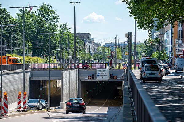 Kfz fahren in Karoline-Luise-Tunnel ein mit Blick Richtung Karlstor