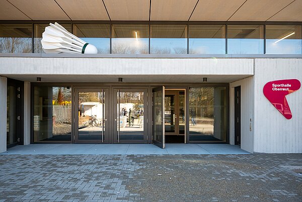 neue  zweifach-Dreifeldsporthalle , Eingang Außenansicht mit "Federball", Kunst am Bau