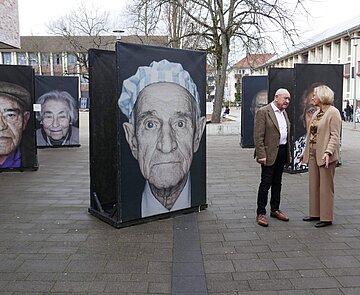 „Gegen das Vergessen“: Drais- Schulleiterin Heike Wilhamowsky betrachtet mit dem Zeitzeugen Günter Fischer die Pausenhof-Ausstellung. 