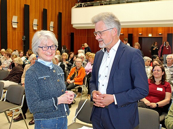 Annerose Lauterwasser, Präsidentin des International Women's Club, begrüßt Oberbürgermeister Dr. Frank Mentrup