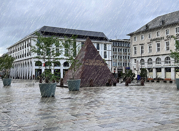 Die Pyramide auf dem Marktplatz in Karlsruhe im Regen.