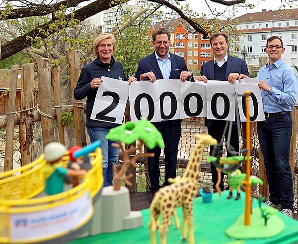 Die Volksbank pur unterstützt den Zoo Karlsruhe jährlich mit 100.000 Euro. Für die Aussichtsplattform der Afrikasavannen-Anlage wurden die Beträge der Jahre 2022 und 2023 zusammengenommen. 
