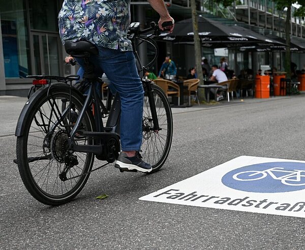 Die neue Fahrradstraße beim ECE-Center in Karlsruhe wird von Fahrrädern befahren