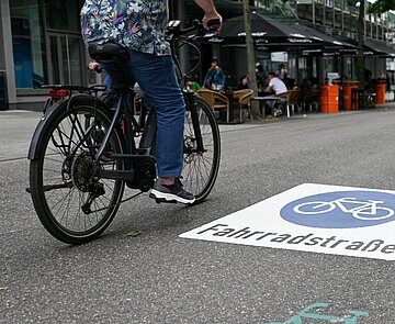 Die neue Fahrradstraße beim ECE-Center in Karlsruhe wird von Fahrrädern befahren