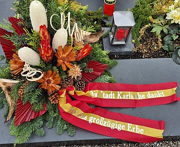 Die Stadt lässt Gräber von Nachlassgebenden mit Gestecken schmücken.
