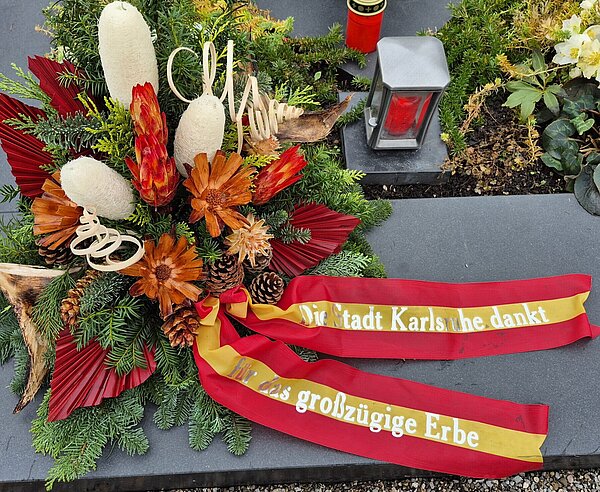 Die Stadt lässt Gräber von Nachlassgebenden mit Gestecken schmücken.