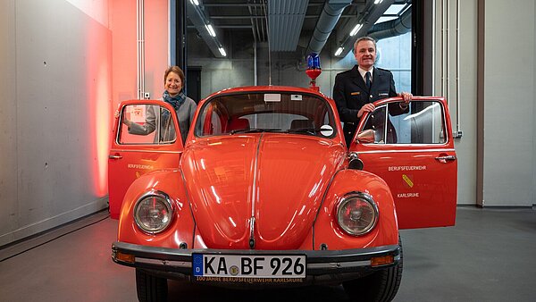 Erste Bürgermeisterin Bettina Lisbach und Stadtkommandant Florian Geldner in einem VW Käfer der Berufsfeuerwehr Karlsruhe