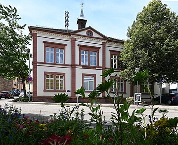 Außenansicht des Rathausgebäudes in Grünwettersbach