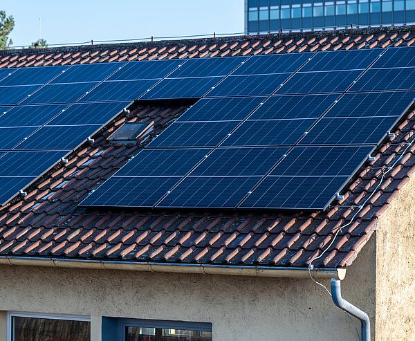 Detailaufnahme der Solaranlage auf dem Ziegelsteindach der Weinbrennerschule.